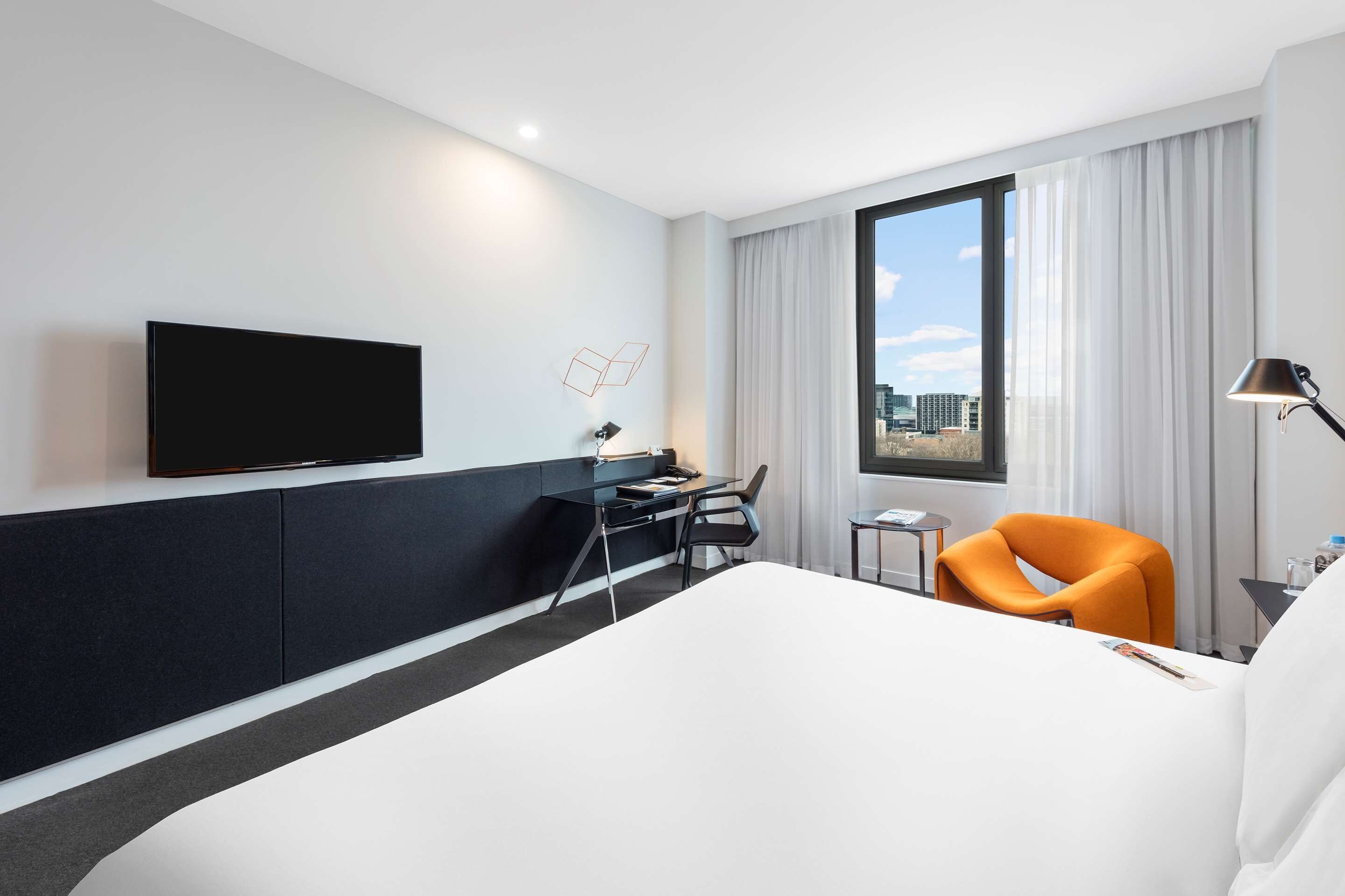 Minibar, caja de seguridad en la habitación y escritorio 