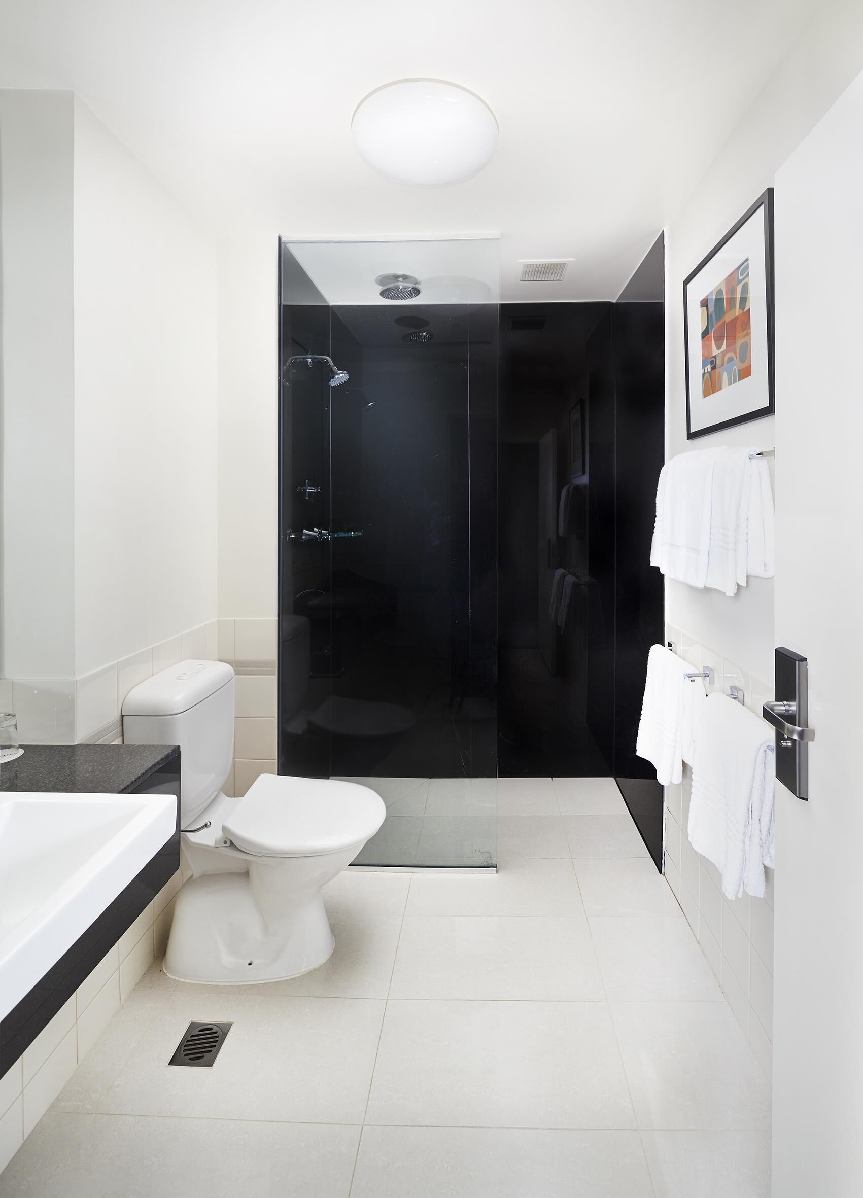 Suite junior | Baño | Ducha, artículos de higiene personal ecológicos y secador de pelo