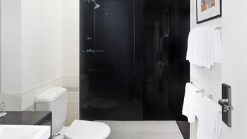 Suite junior | Baño | Ducha, artículos de higiene personal ecológicos y secador de pelo