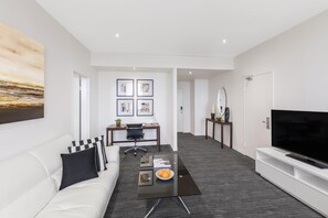 小型套房 | 迷你吧、客房内保险箱、办公桌、笔记本电脑工作区