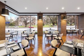 Café da manhã completo todos os dias mediante uma taxa