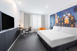 Minibar, in-room safe, desk, laptop workspace - Flagstaff Gardens Hotel Melbourne (Melbourne)