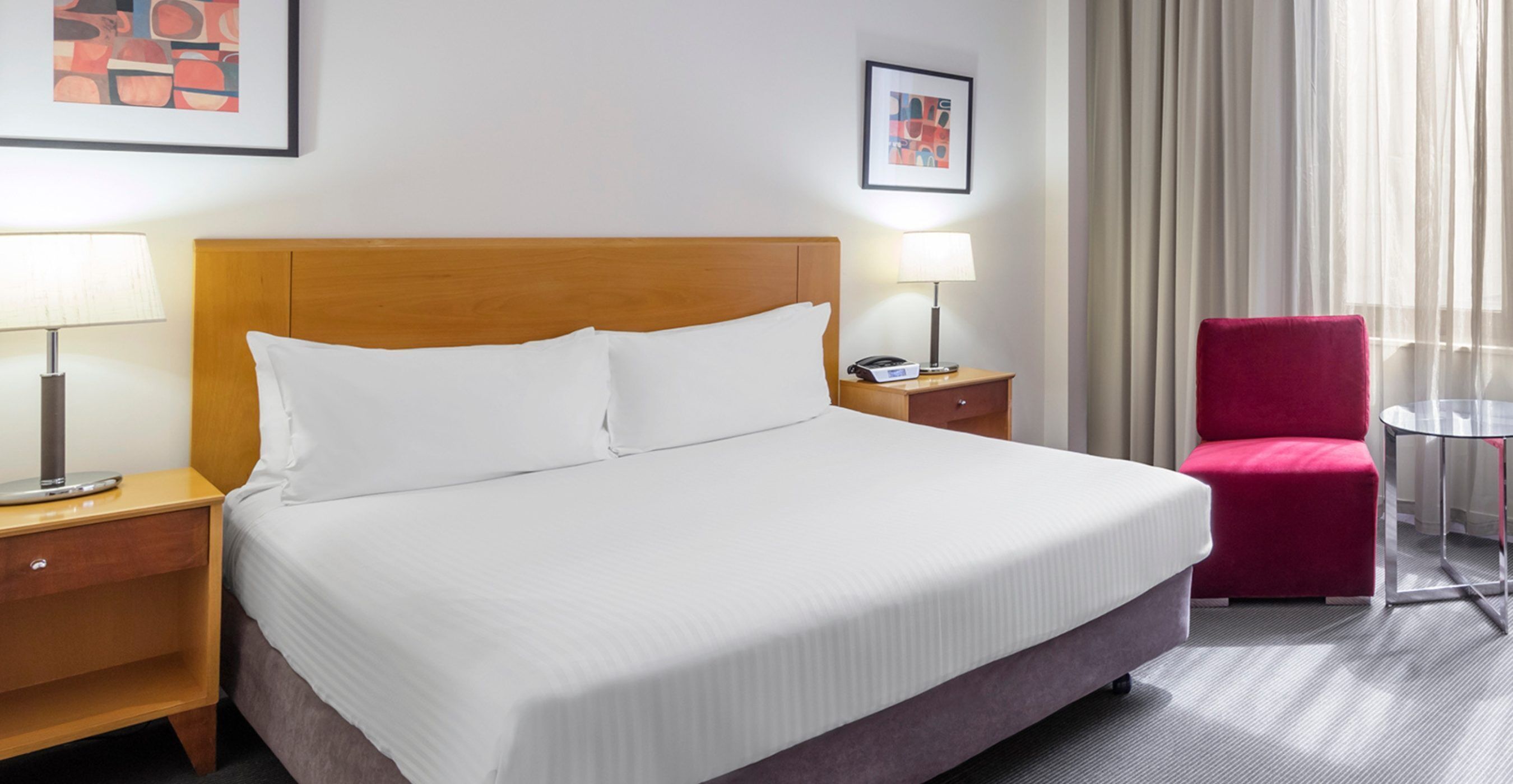 Minibar, coffres-forts dans les chambres, bureau