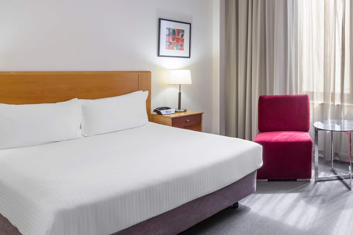 Minibar, coffres-forts dans les chambres, bureau