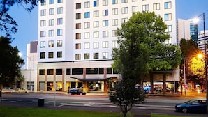 A multi-story hotel with a modern design, featuring a flat roof and a uniform facade. - Flagstaff Gardens Hotel Melbourne (Melbourne)