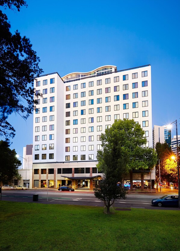 A multi-story hotel with a modern design, featuring a flat roof and a uniform facade. - Flagstaff Gardens Hotel Melbourne (Melbourne)