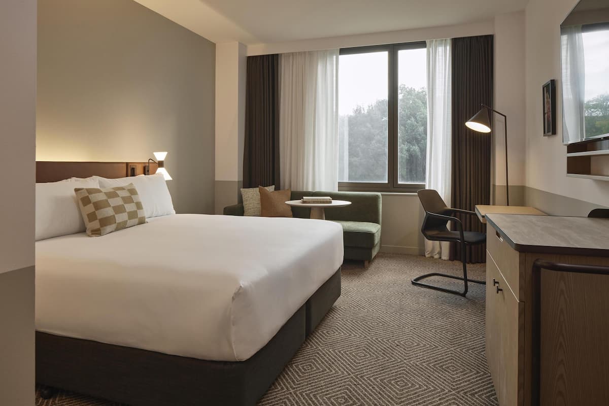 Parkview King Room (Newly Renovated) | Minibar, in-room safe, desk, laptop workspace
