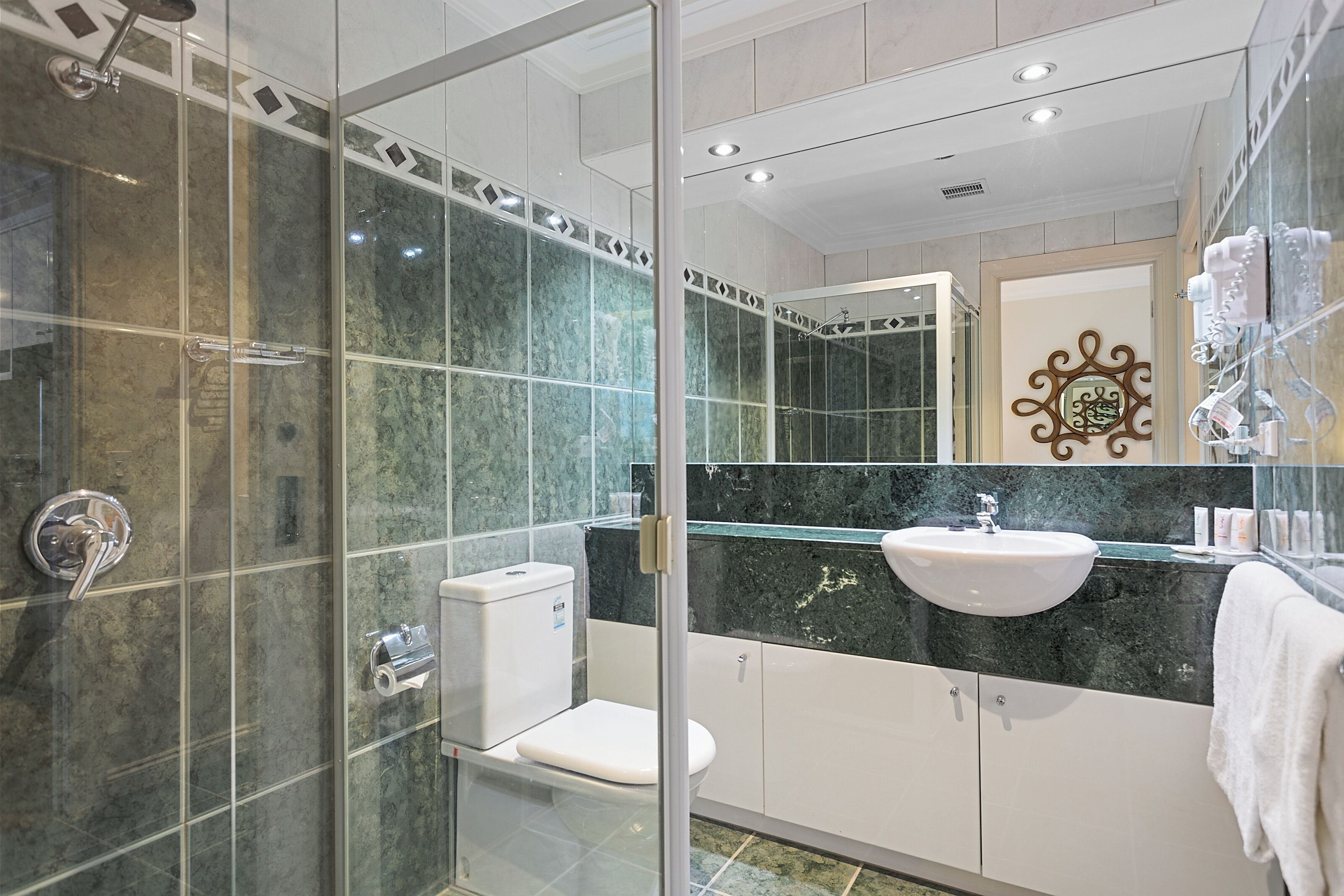 penthouse crown suite | bathroom | shower, free toiletries, hair dryer, towels