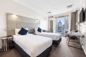 Premium bedding, in-room safe, desk, laptop workspace - Clarion Suites Gateway (Melbourne)