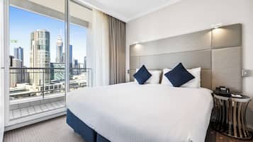 Suíte, 3 quartos, vista para o rio | 1 quarto, roupas de cama premium, cofres nos quartos, escrivaninha