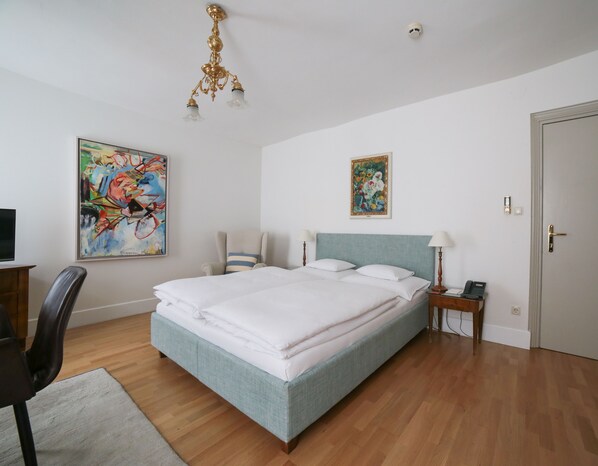 Premium bedding, in-room safe, individually decorated