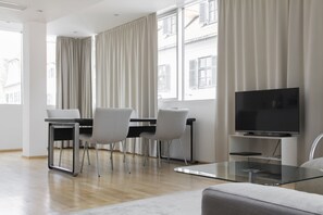 Apartment, 1 Queen Bed, Kitchenette | Living area