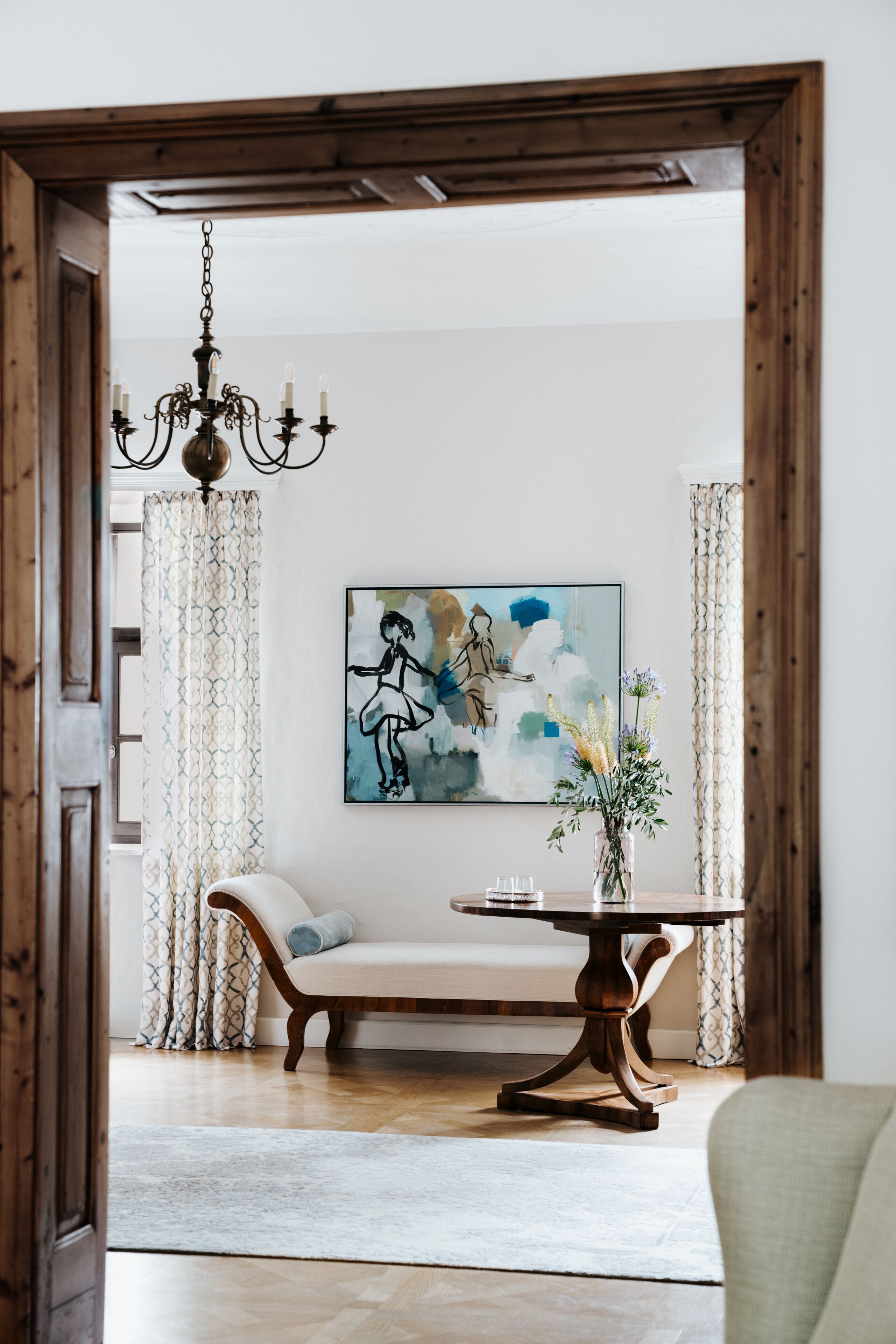 suite | living area | flat-screen tv