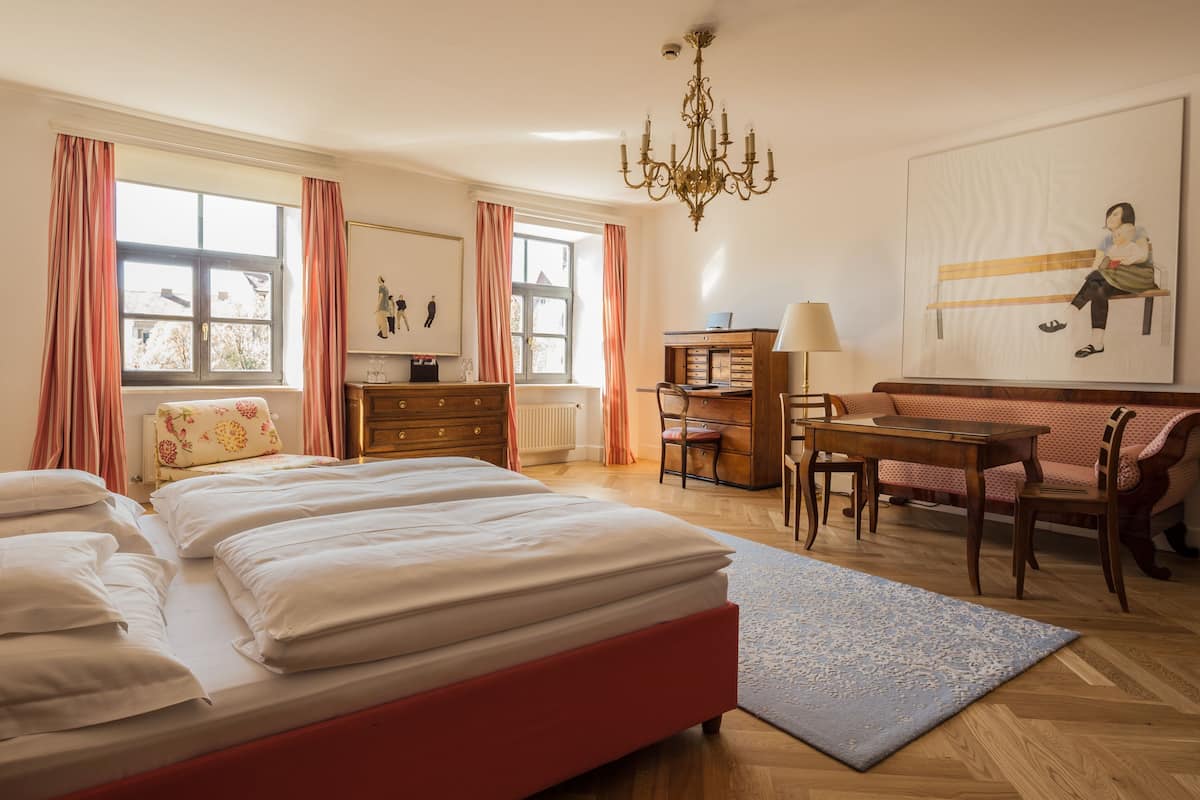 Premium bedding, in-room safe, individually decorated