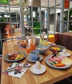 Daily buffet breakfast for a fee