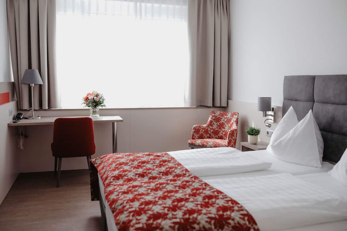 Hypo-allergenic bedding, desk, free cribs/infant beds, free WiFi