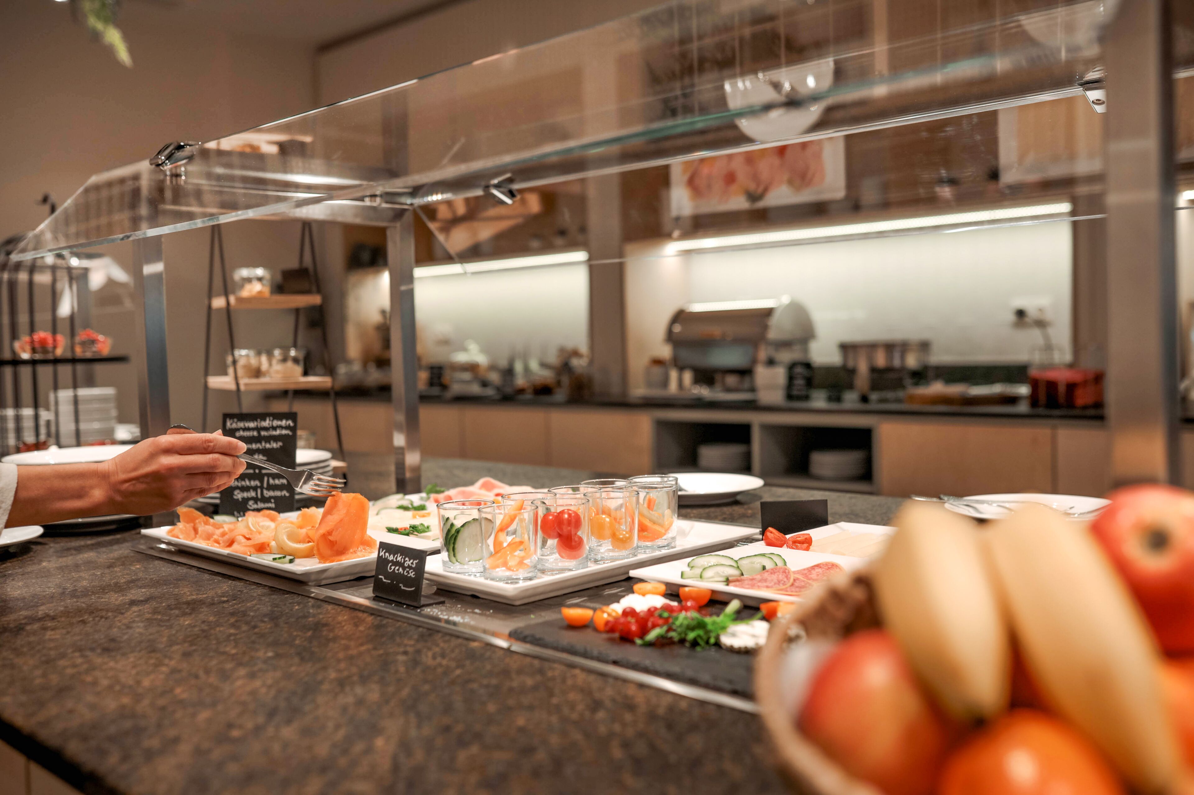 Ein Buffet mit verschiedenen Speisen und einer Glastheke.