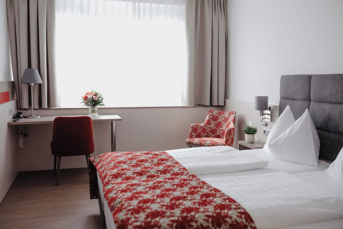 Allergikerbettwaren, Schreibtisch, kostenlose Babybetten