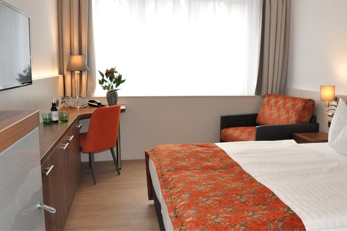 Hypo-allergenic bedding, desk, free cots/infant beds, free WiFi