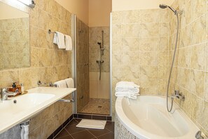Quarto casal luxo | Banheiro | Produtos de toalete de grife, secador de cabelo, roupões de banho 