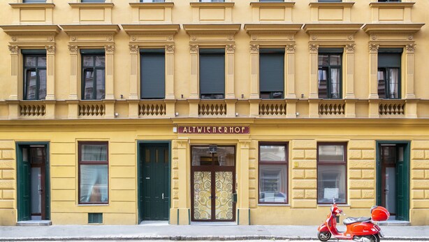 A yellow building with multiple windows and a sign reading "ALTWIENERHOF". - Altwienerhof Boutique Hotel (Vienna)