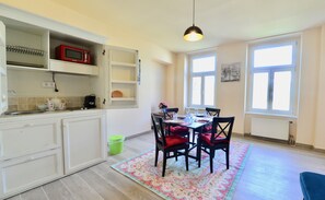 Appartement familial | Aire de séjour | Téléviseur