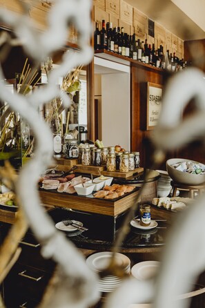 Daily buffet breakfast (EUR 20 per person) - Stasta (Vienna)