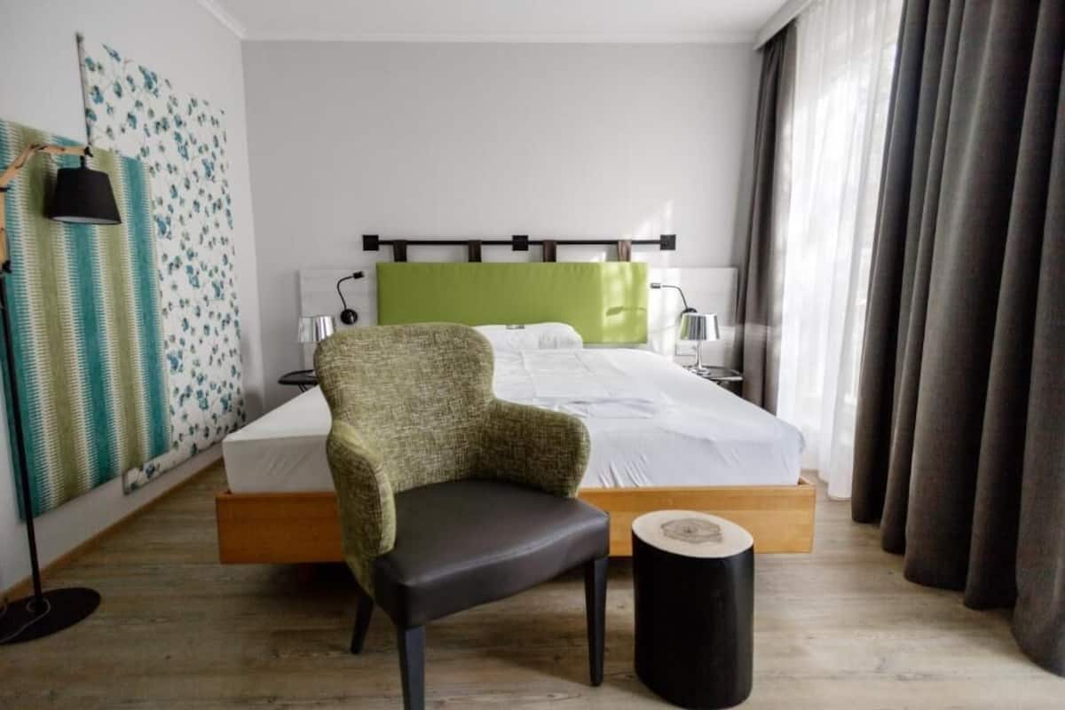 Ropa de cama de alta calidad y caja de seguridad en la habitación