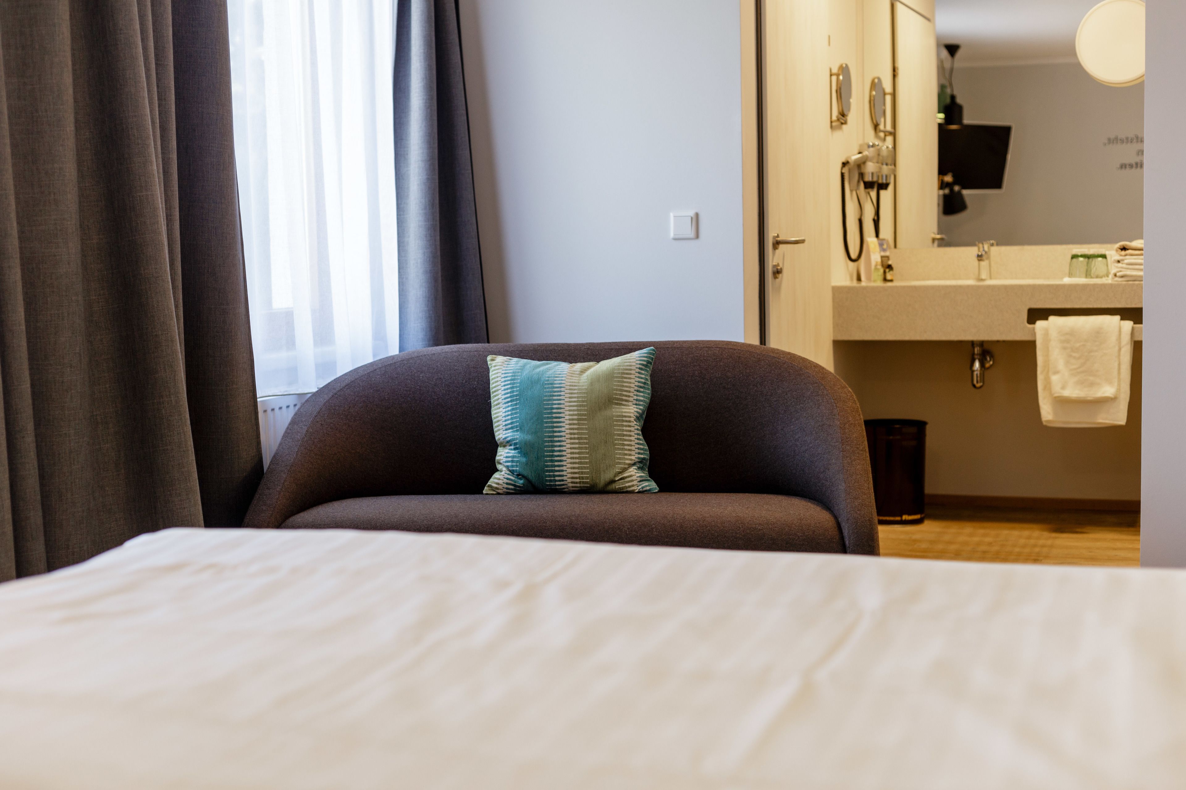 single room | premium bedding, in-room safe, desk, soundproofing