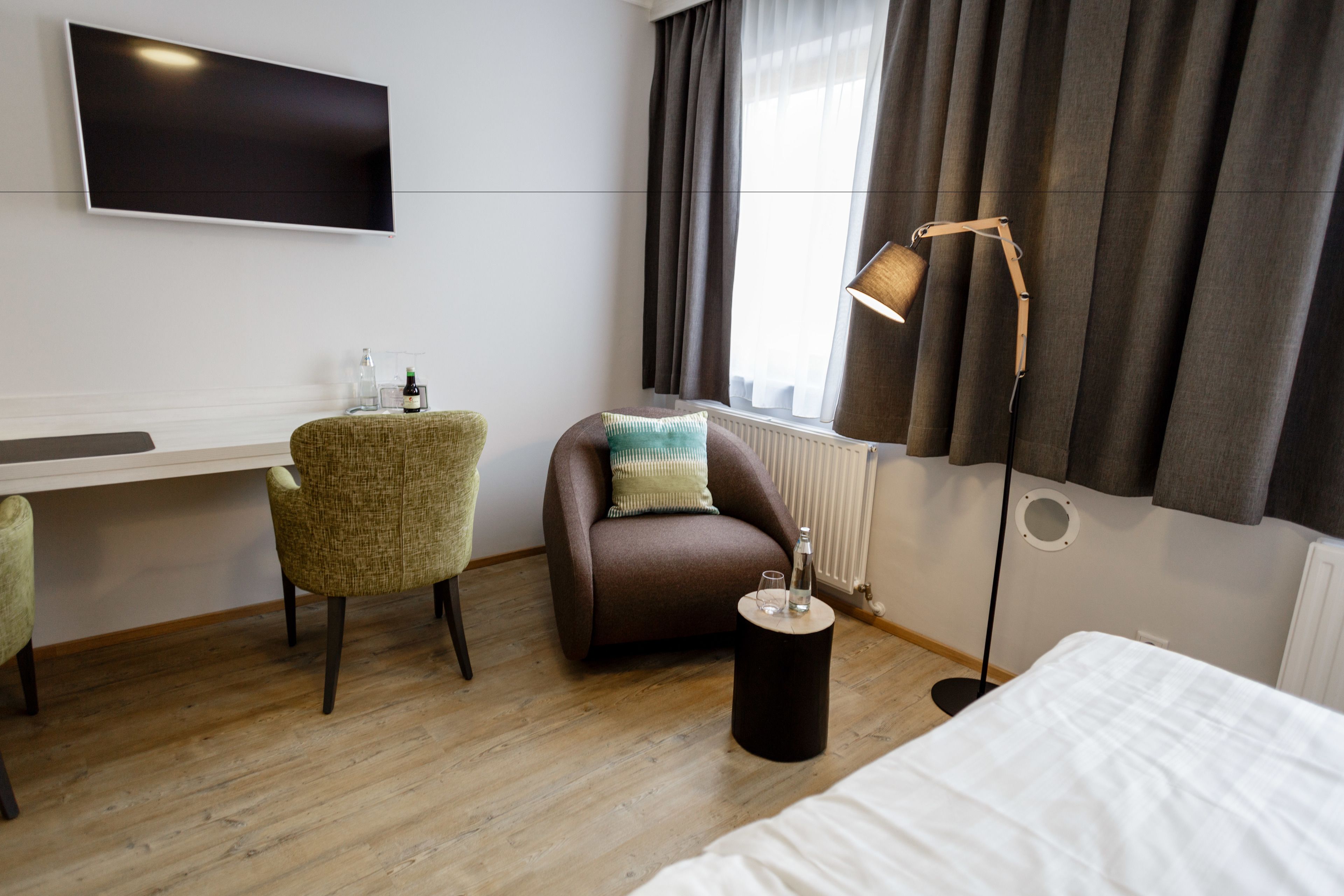 single room | premium bedding, in-room safe, desk, soundproofing