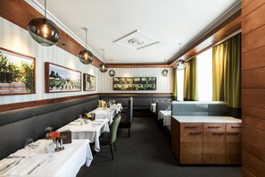 2 restaurants, breakfast served