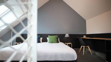 Driepersoonskamer | Een kluis op de kamer, een bureau, babybedden (toeslag), gratis wifi