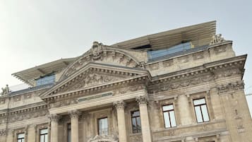 Un edificio histórico de arquitectura clásica, con columnas ornamentadas y una entrada imponente.