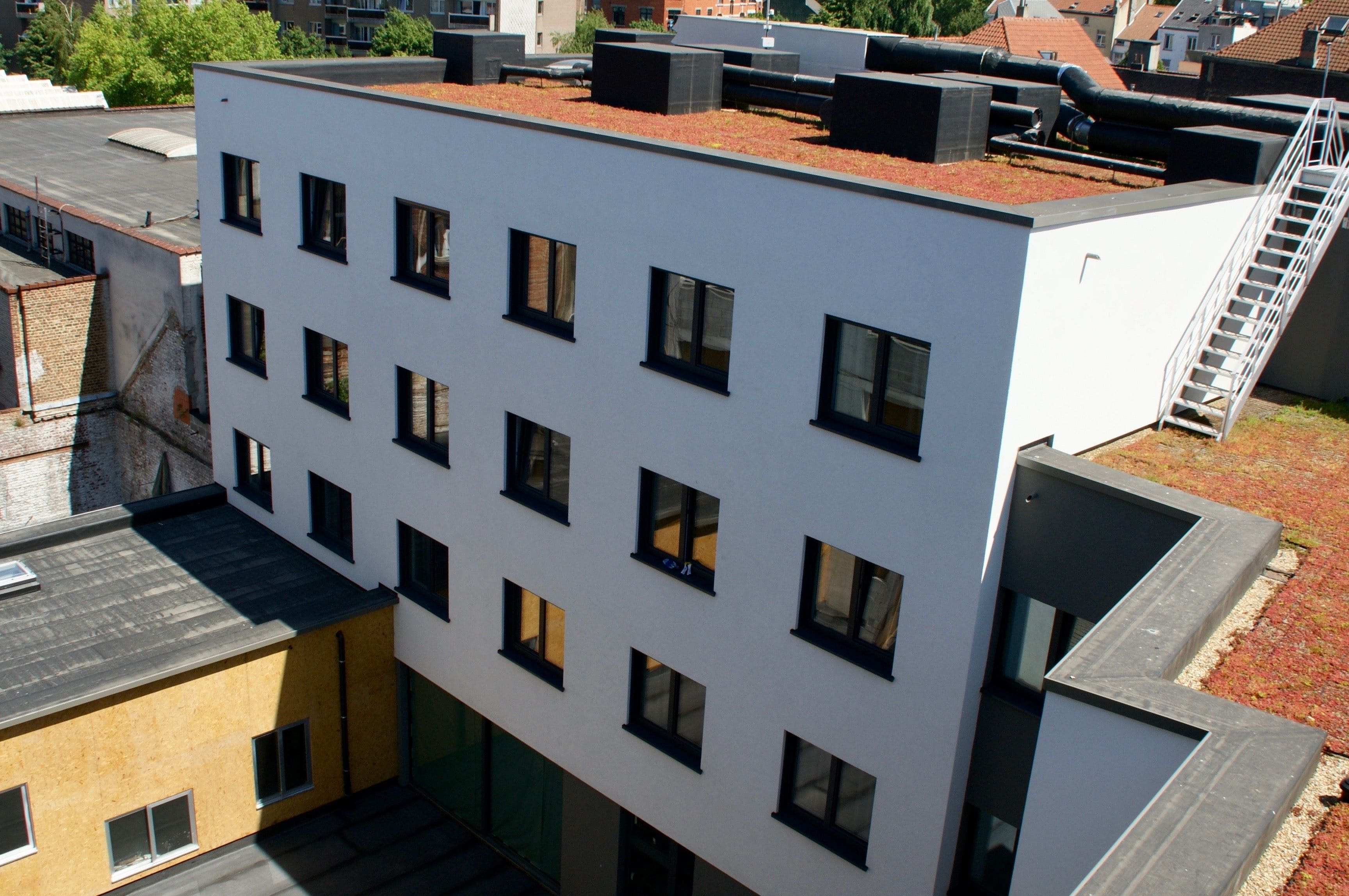 Un edificio moderno con múltiples ventanales y techo plano.