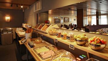 Petit déjeuner buffet (16 EUR par personne)
