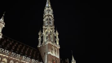 Un edificio histórico con una torre destacada y una fachada detallada.