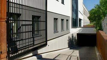 Parking sans voiturier (20 EUR par nuit)