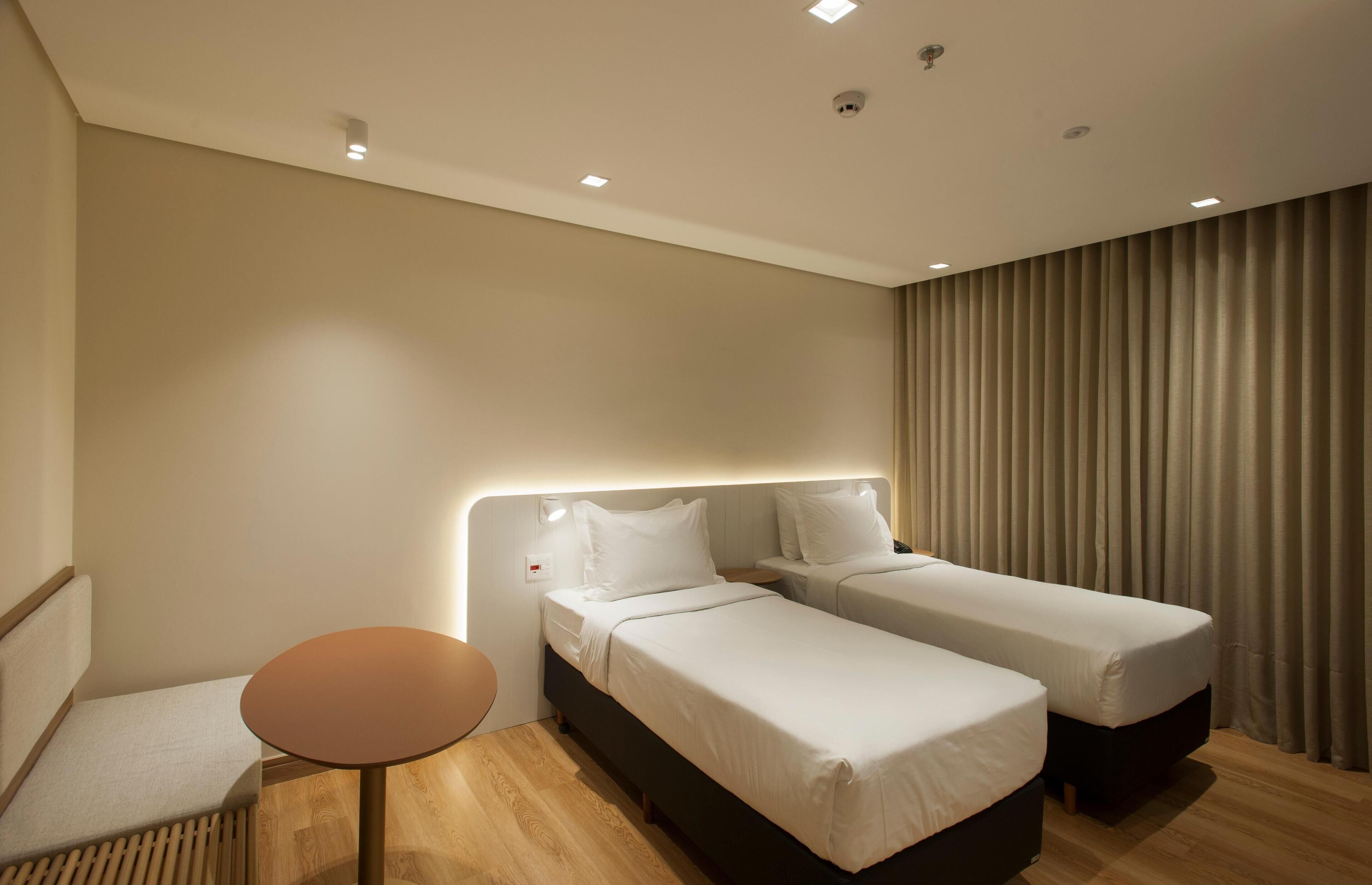 Minibar, brankas, meja kerja, dan tirai kedap cahaya