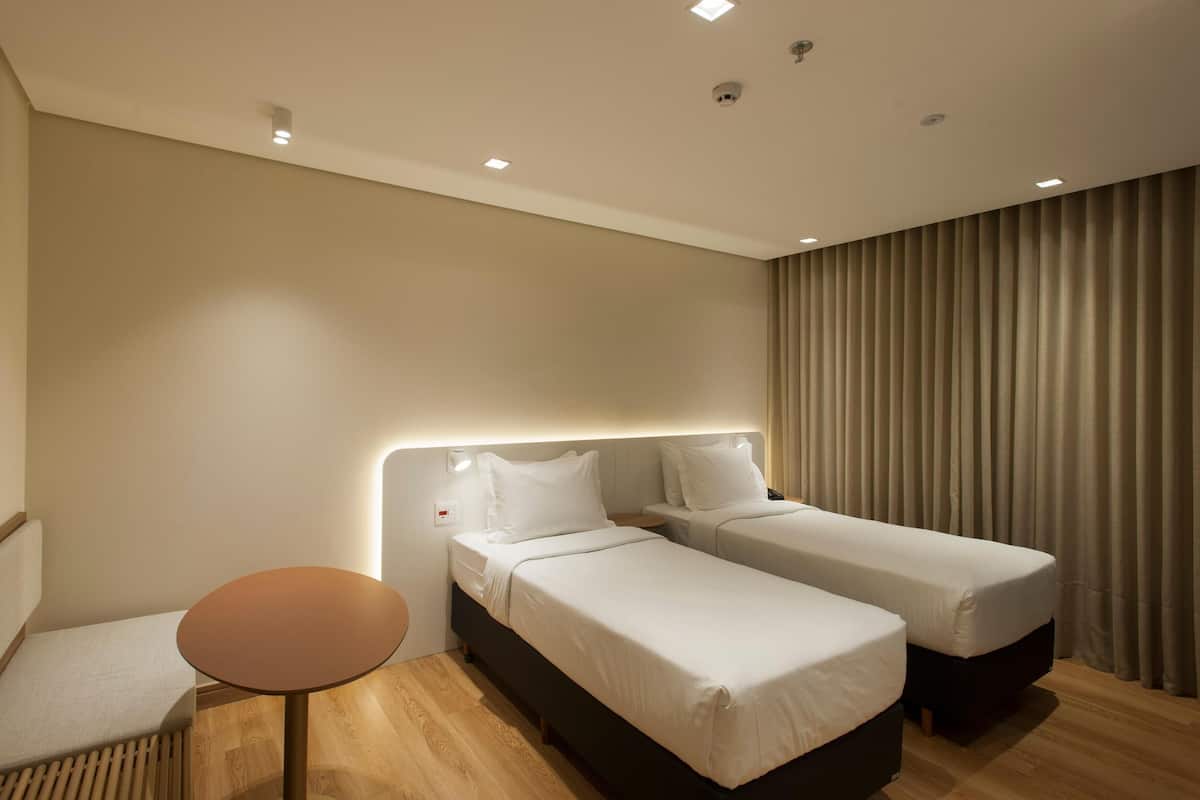 Minibar, brankas, meja kerja, dan tirai kedap cahaya