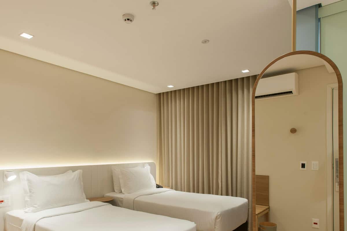 Minibar, Zimmersafe, Schreibtisch, Verdunkelungsvorhänge