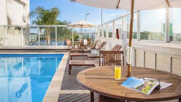 Ulkouima-allas, aurinkotuoleja