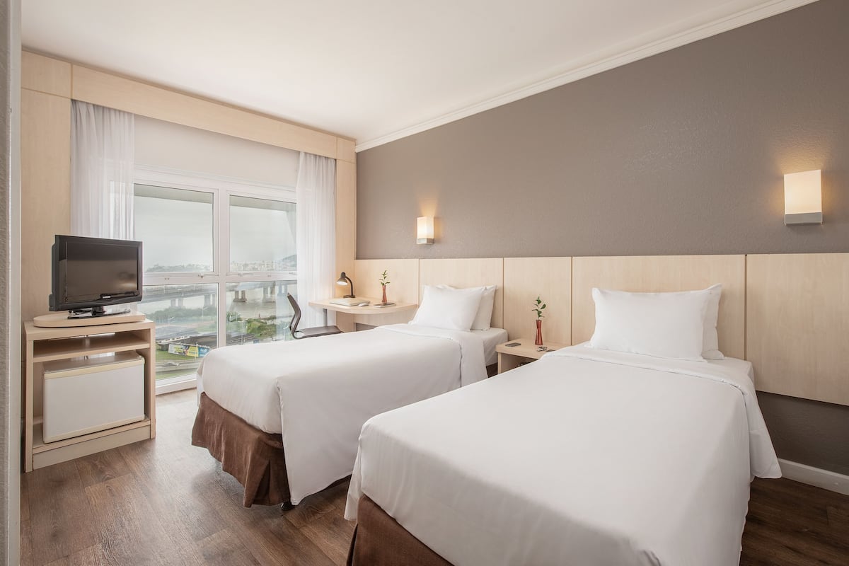 Frigobar, cofres nos quartos, escrivaninha, cortinas blackout