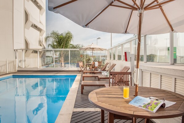 Piscine extérieure, chaises longues