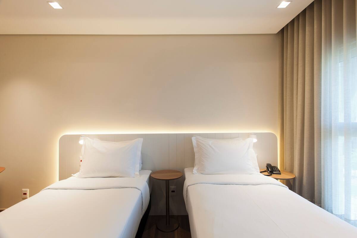 Standard Twin - 2 Camas Solteiro | 迷你吧、客房内保险箱、办公桌、遮光窗帘