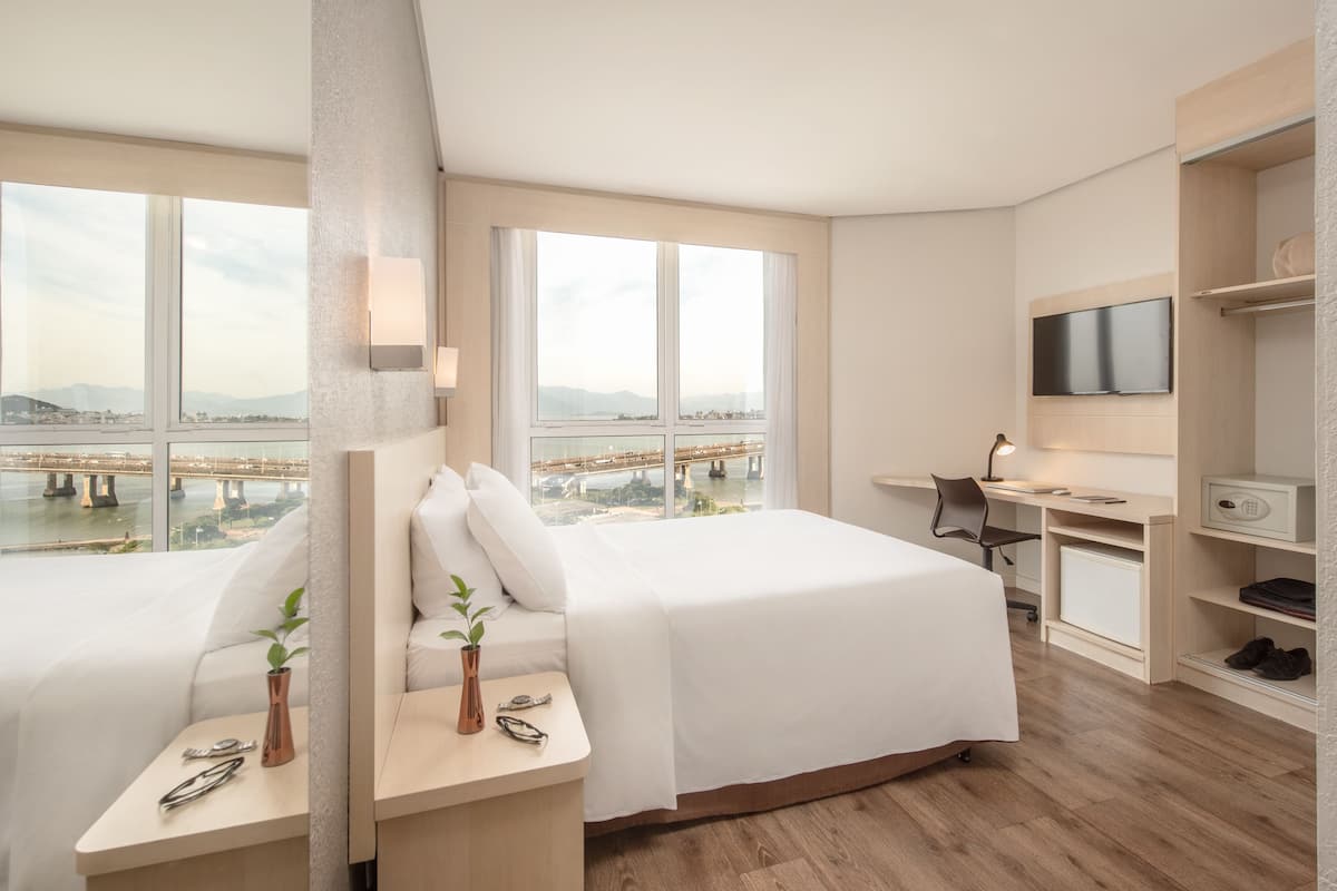 Frigobar, cofres nos quartos, escrivaninha, cortinas blackout