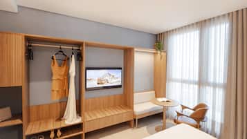 Premium Casal - 1 Cama Queen | Minibar, una cassaforte in camera, una scrivania, tende oscuranti