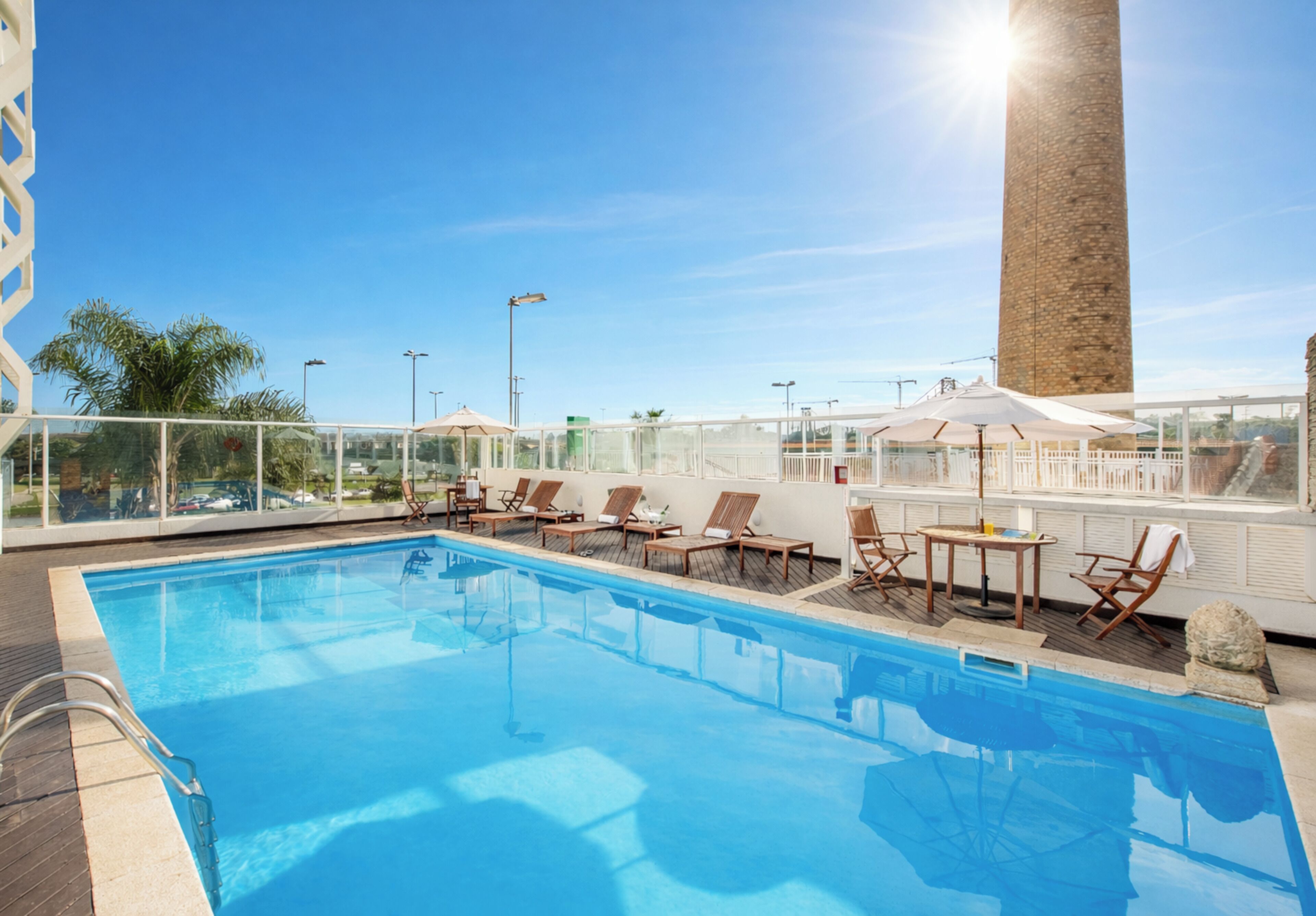 Utendørsbasseng og solsenger