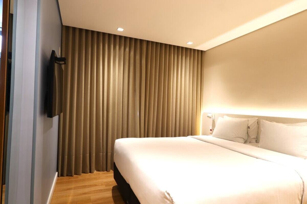 Standard Triplo - 1 Cama Queen e 1 Cama Solteiro | 迷你吧、客房内保险箱、办公桌、遮光窗帘