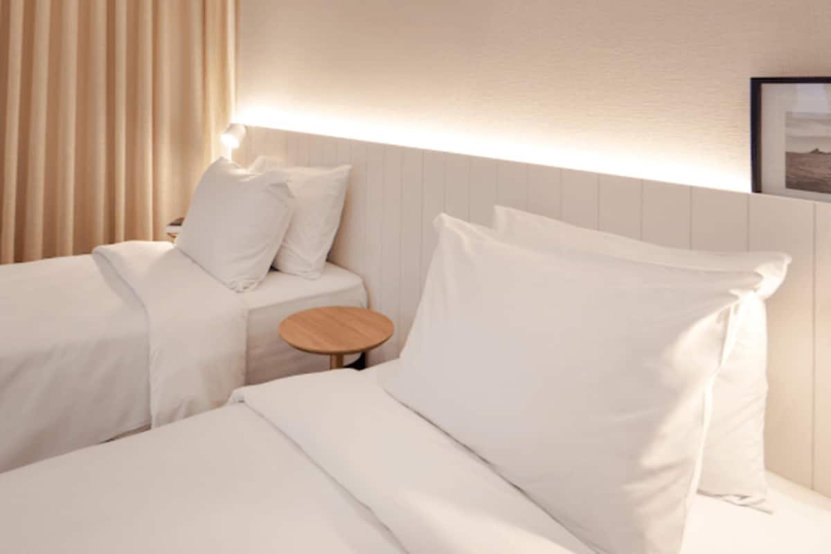 Minibar, coffres-forts dans les chambres, bureau, rideaux occultants