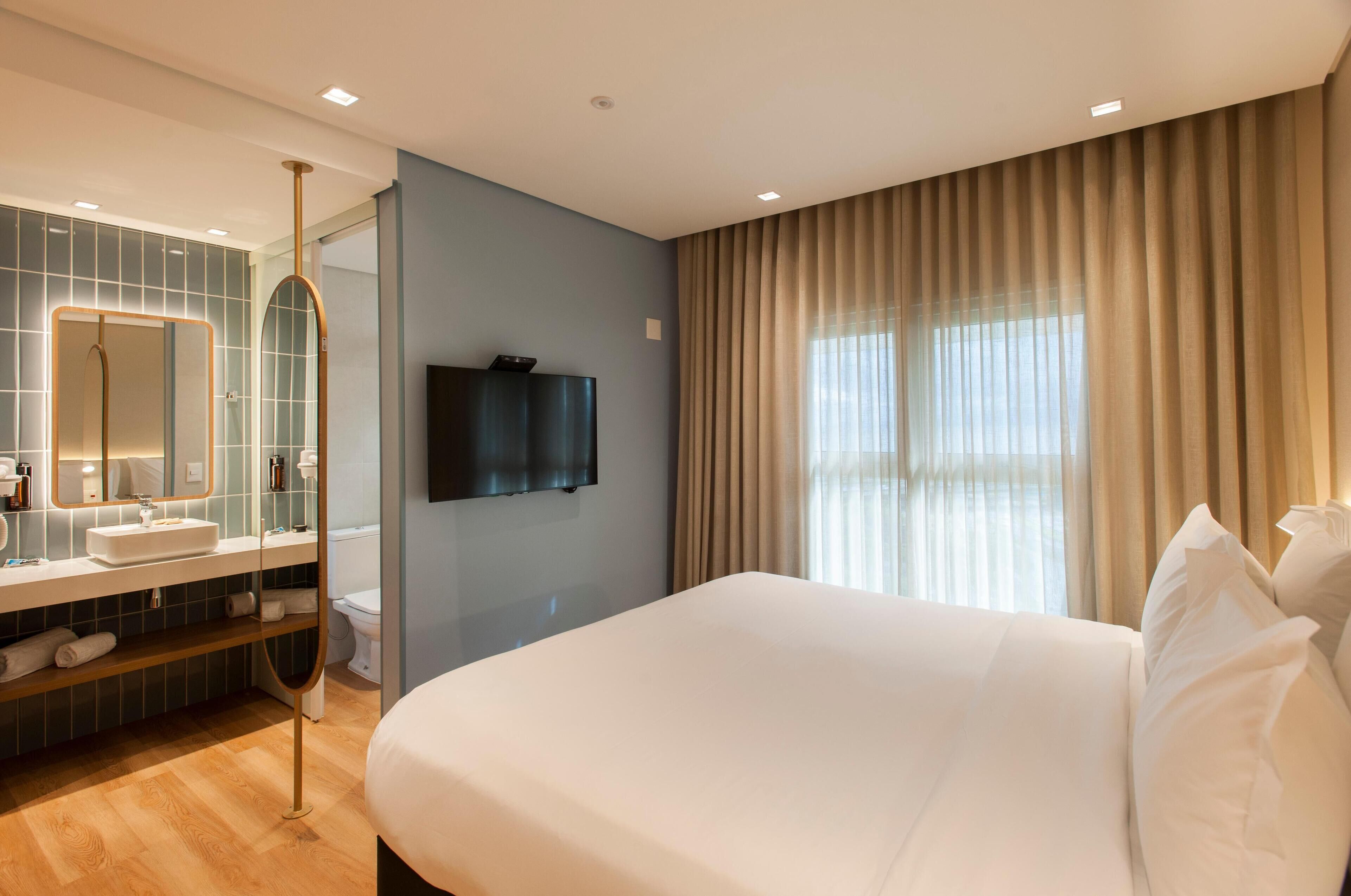 Minibar, brankas, meja kerja, dan tirai kedap cahaya